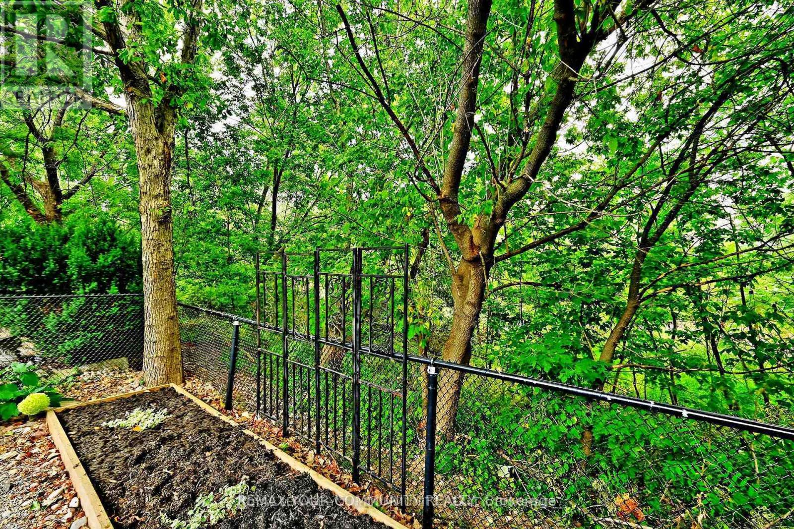 18 - 3 Senator Court, Aurora, Ontario  L4G 7P2 - Photo 41 - N12453919