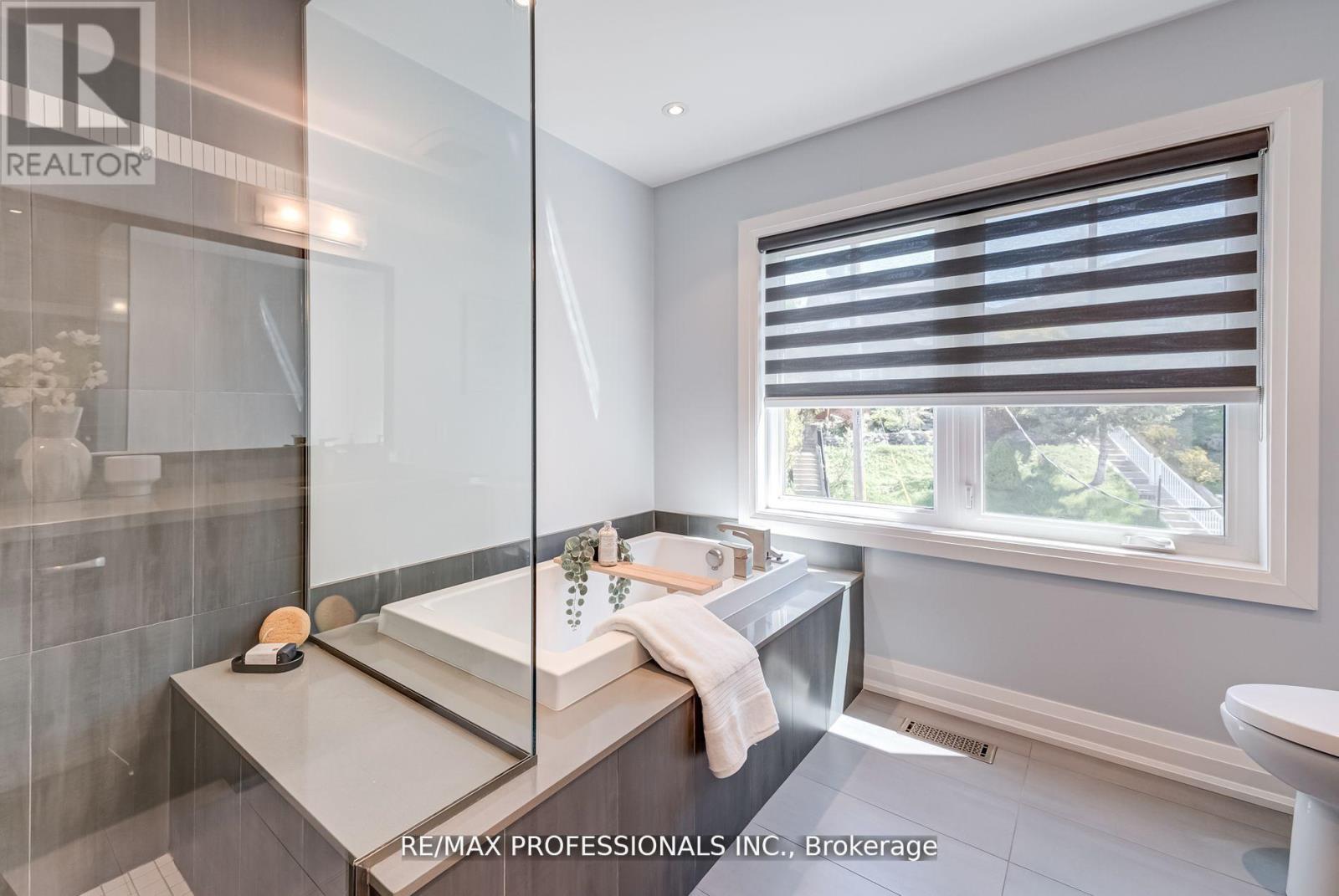 372 Silverthorn Avenue, Toronto, Ontario  M6M 3G9 - Photo 30 - W12713992