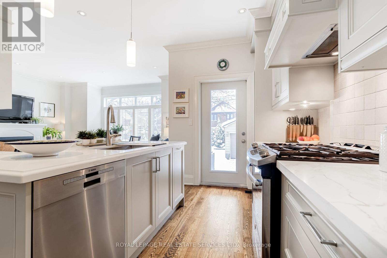 79 Raymond Avenue, Toronto, Ontario  M6S 2B1 - Photo 12 - W12713994