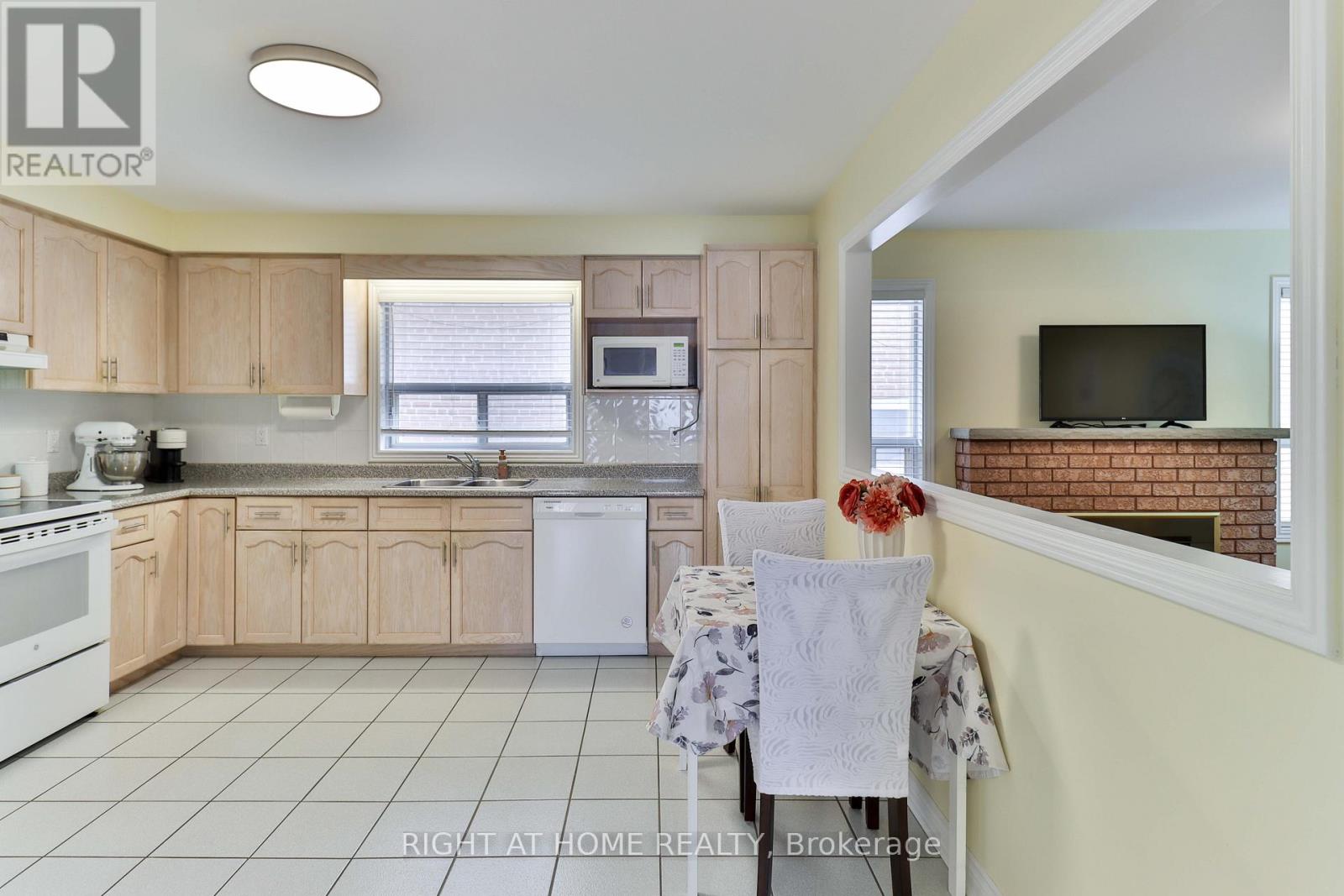 459 Maple Leaf Drive, Toronto, Ontario  M6L 1R1 - Photo 11 - W12714022