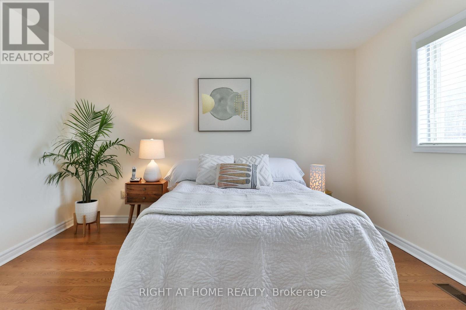 459 Maple Leaf Drive, Toronto, Ontario  M6L 1R1 - Photo 16 - W12714022