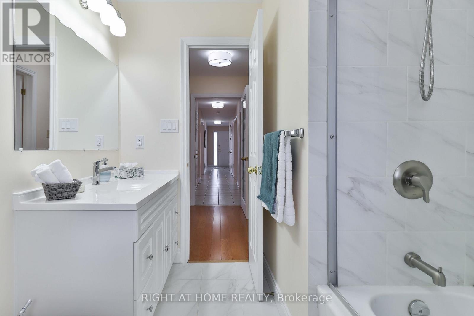 459 Maple Leaf Drive, Toronto, Ontario  M6L 1R1 - Photo 18 - W12714022