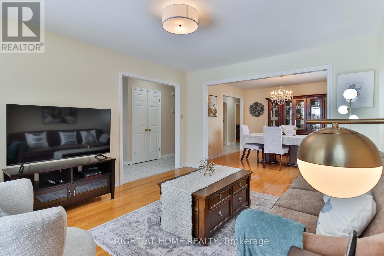 459 Maple Leaf Drive, Toronto, Ontario  M6L 1R1 - Photo 6 - W12714022