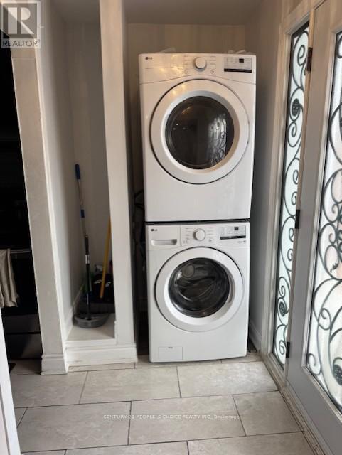 73 Mallard Crescent, Brampton, Ontario  L6S 2T7 - Photo 4 - W12714048