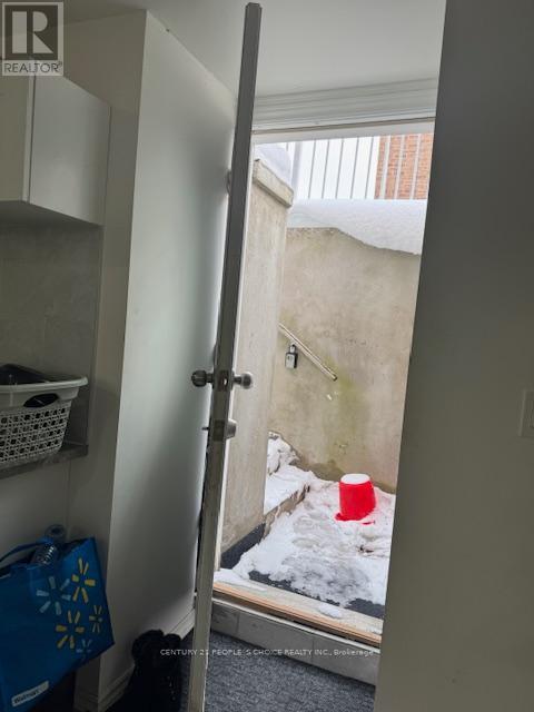 127 Lloyd Sanderson Drive, Brampton, Ontario  L6Y 0Z9 - Photo 2 - W12714184