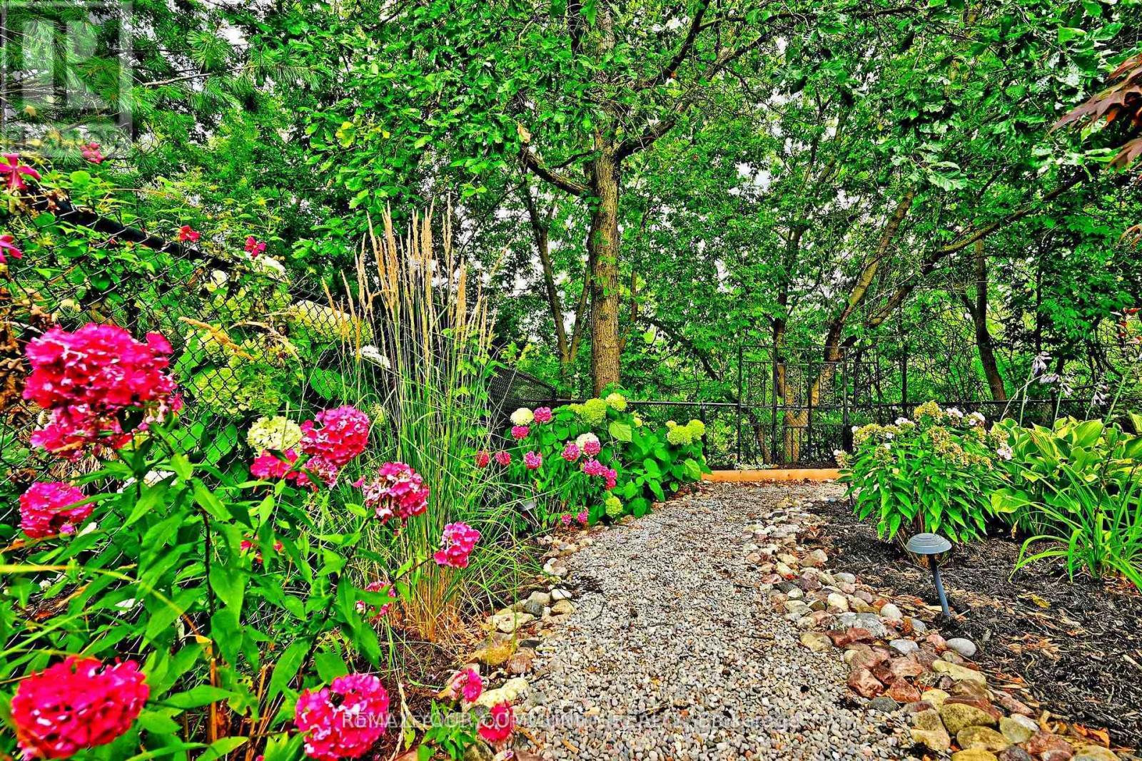 18 - 3 Senator Court, Aurora, Ontario  L4G 7P2 - Photo 39 - N12453919