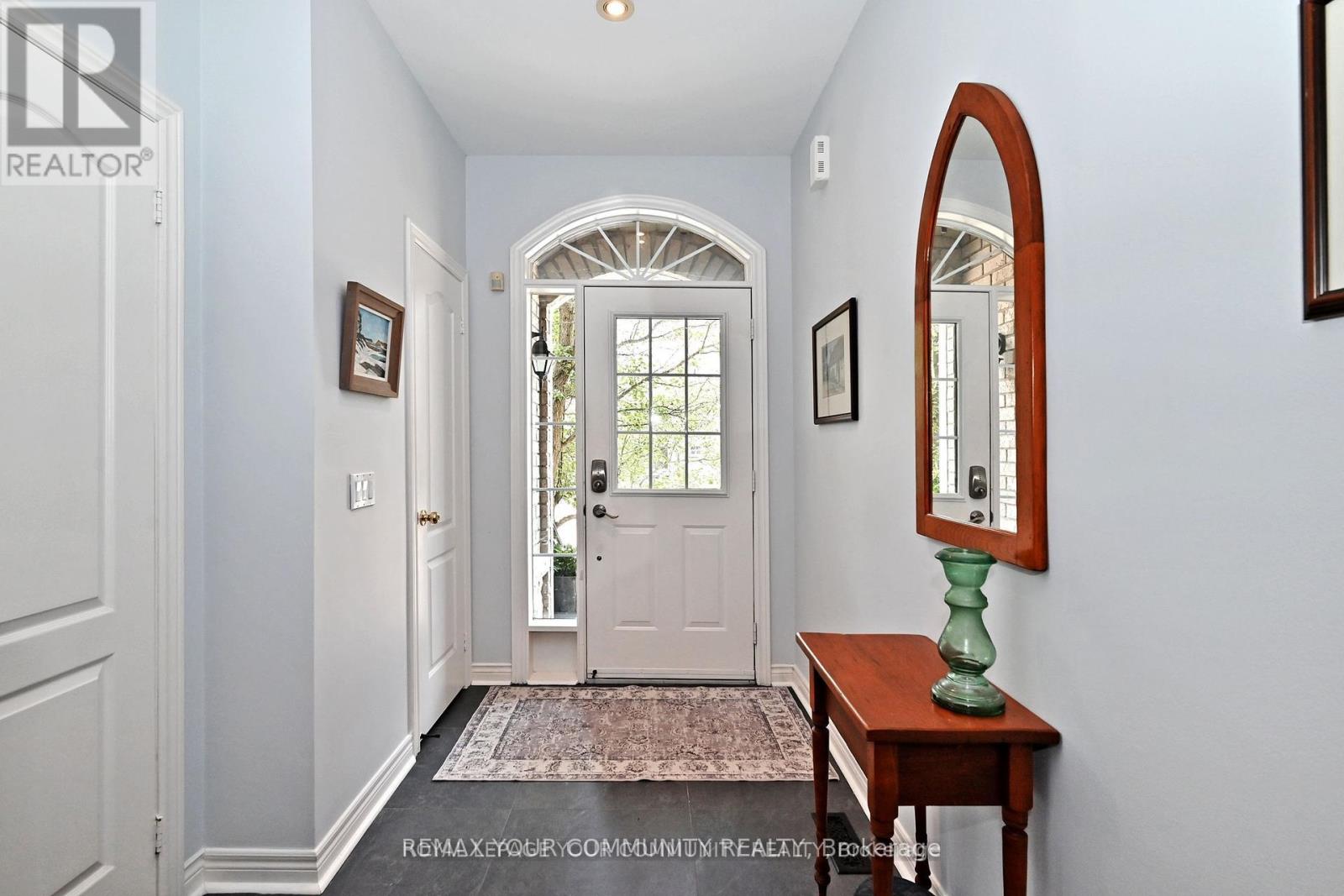 18 - 3 Senator Court, Aurora, Ontario  L4G 7P2 - Photo 4 - N12453919