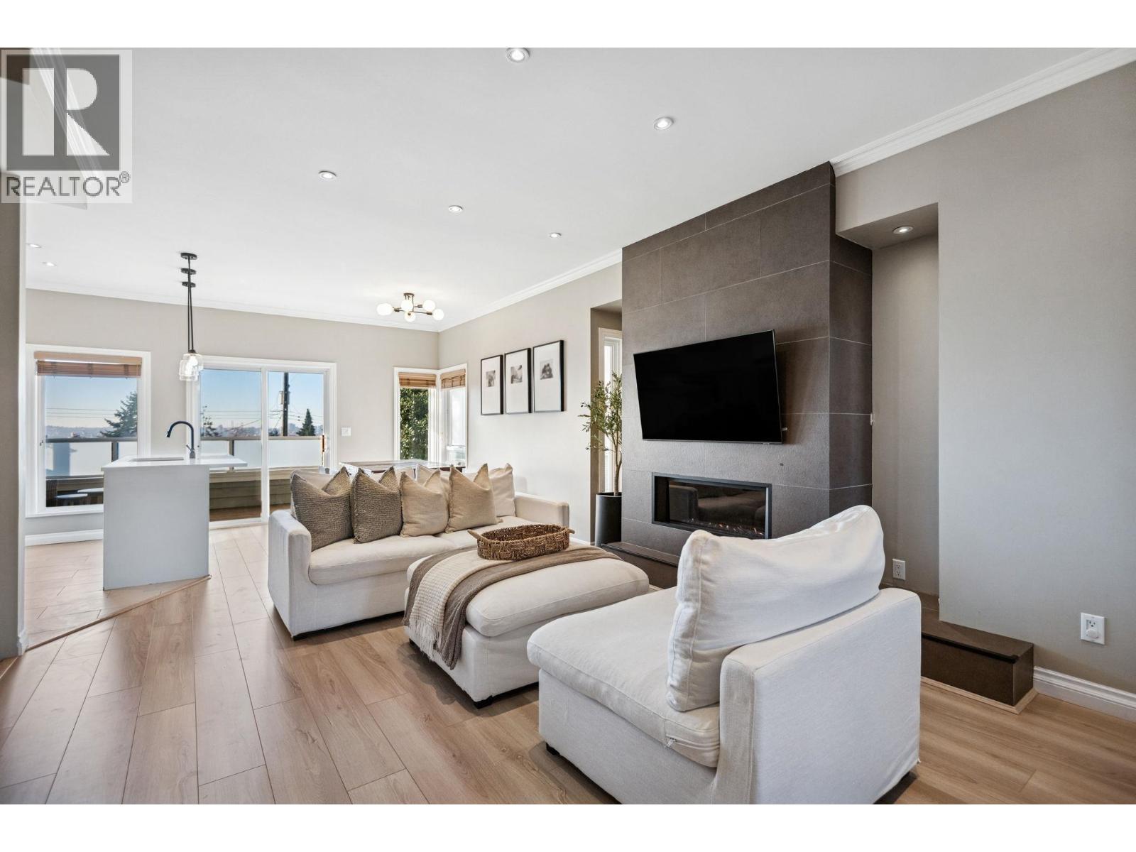 333 E Keith Road, North Vancouver, British Columbia  V7L 1V6 - Photo 4 - R3081053