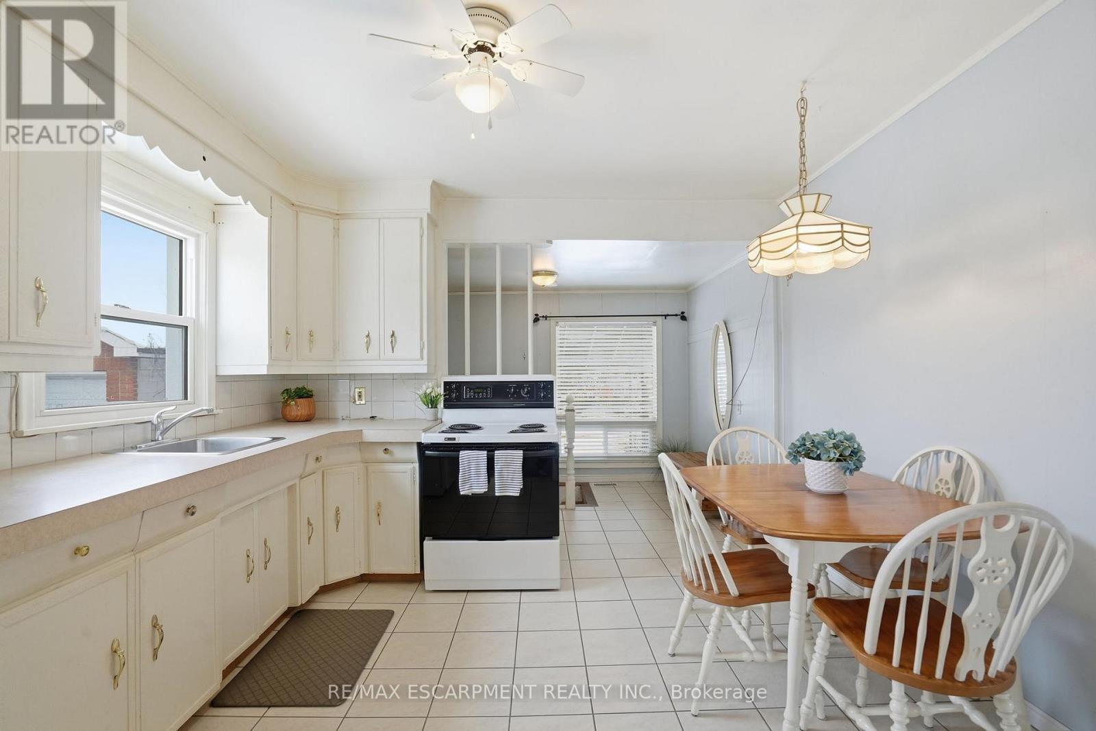 363 Limeridge Road E, Hamilton, Ontario  L9A 2S8 - Photo 11 - X12714010