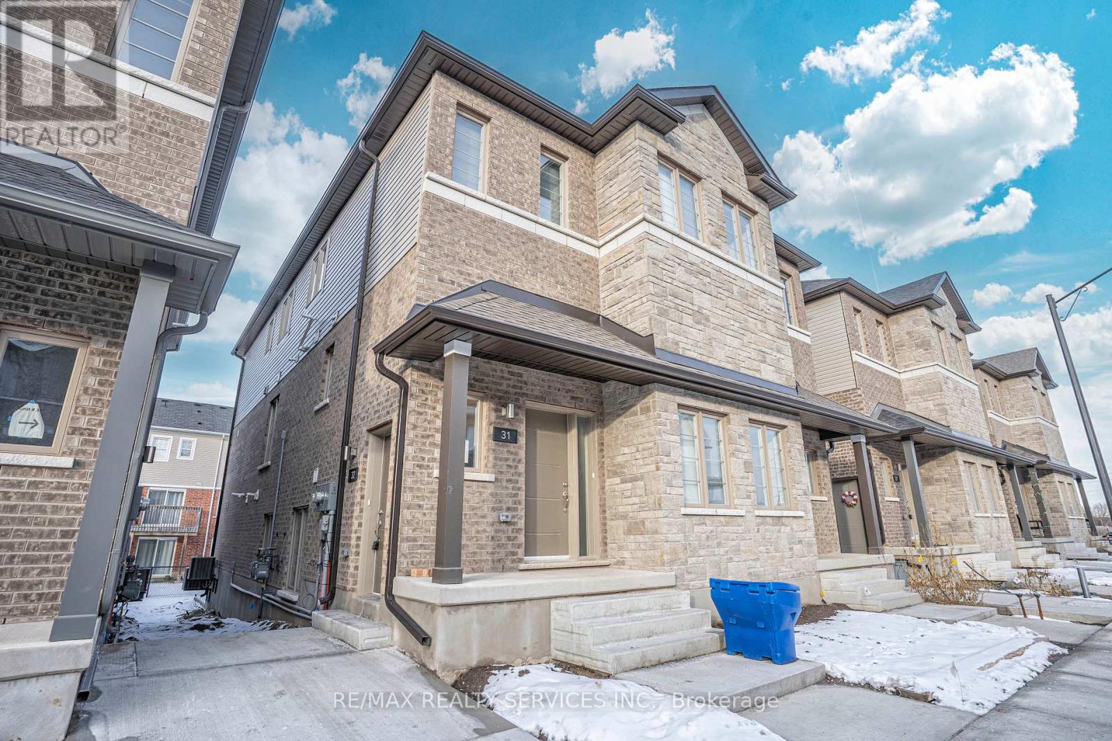 32 - 205 West Oak Trail, Kitchener, Ontario  N2R 0R9 - Photo 2 - X12714080