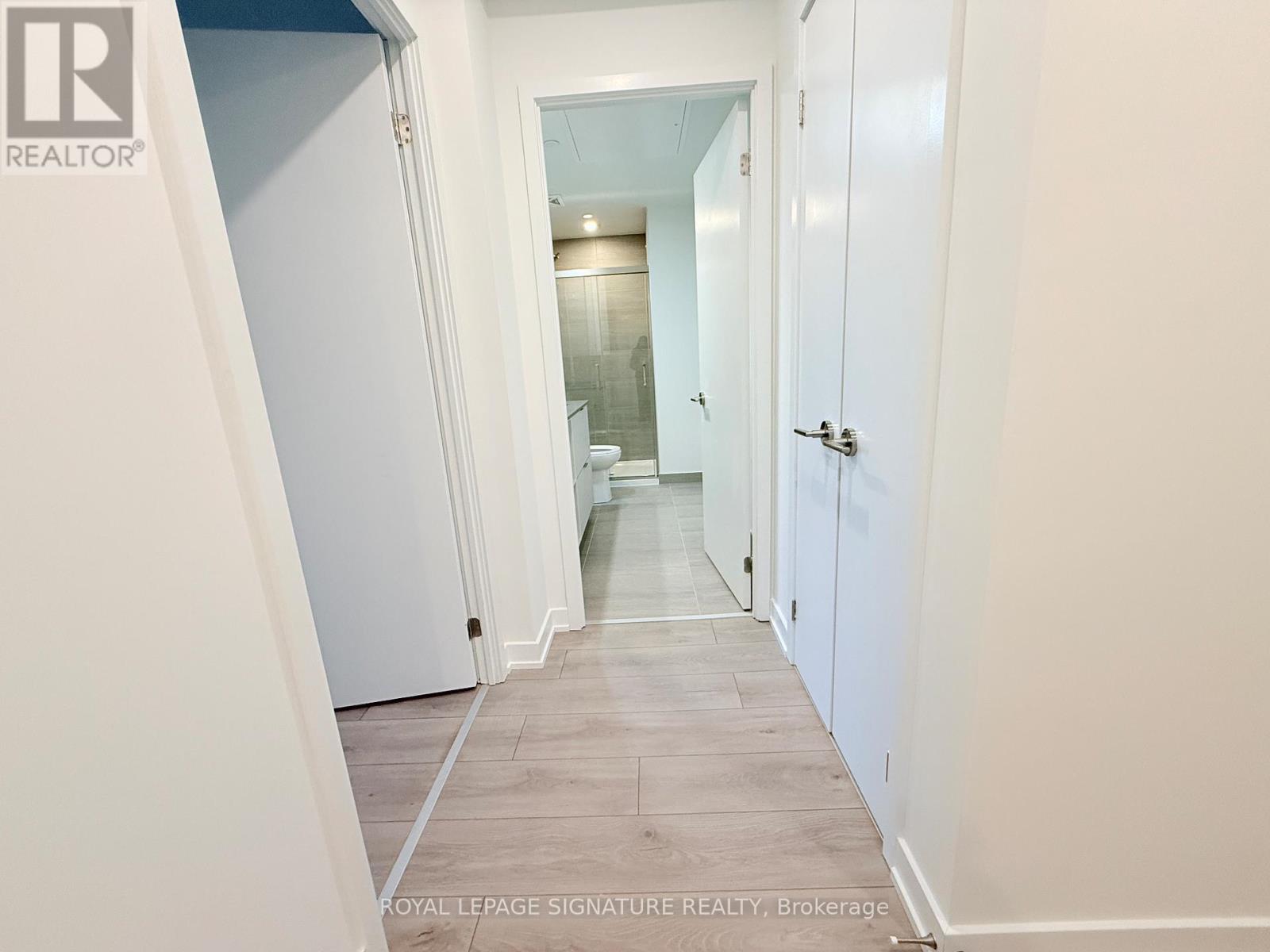 613 - 1 Fairview Road E, Mississauga, Ontario  L5A 4C6 - Photo 2 - W12695604