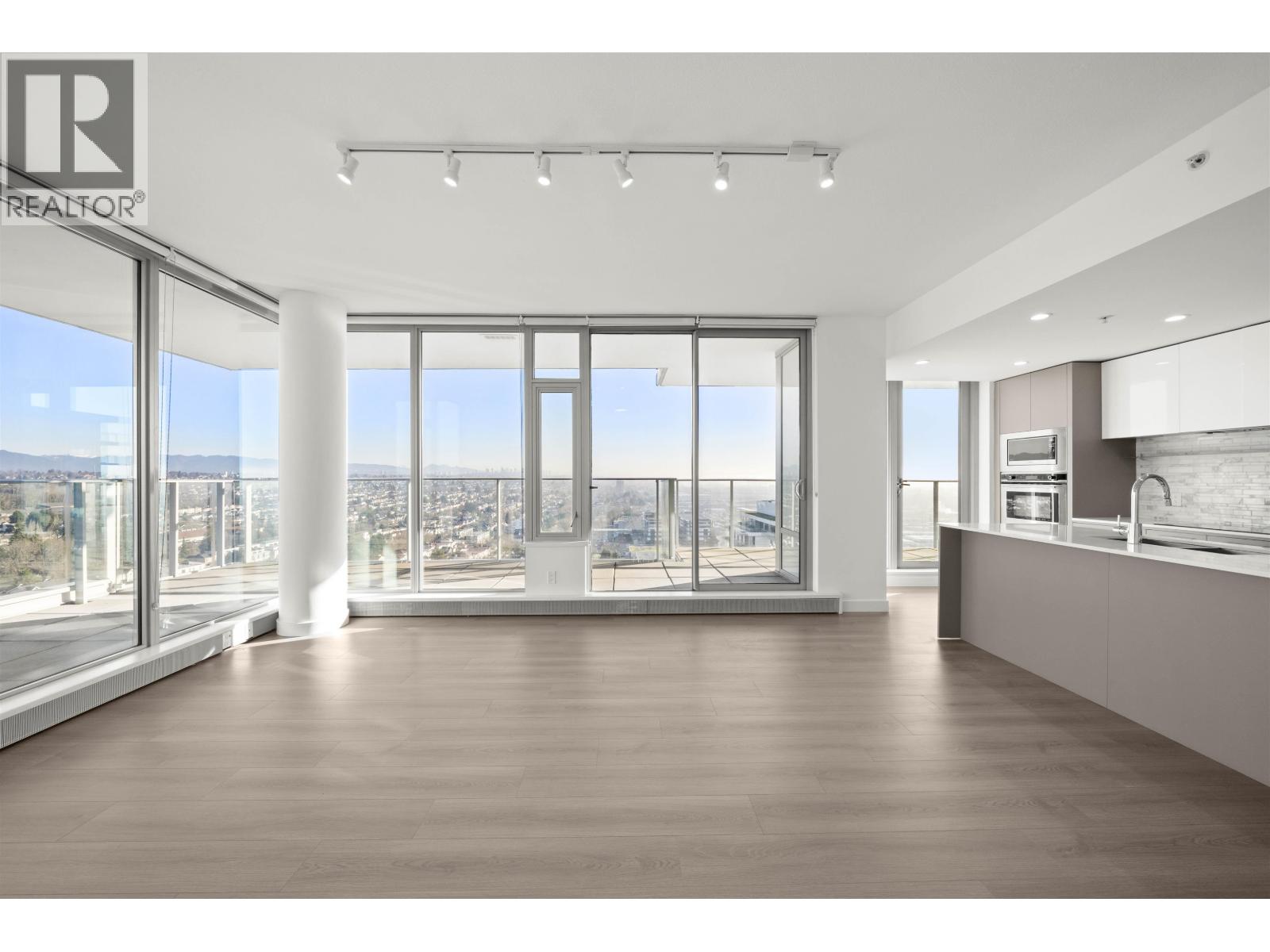 2402 8031 Nunavut Lane, Vancouver, British Columbia  V5X 0C9 - Photo 1 - R3081349