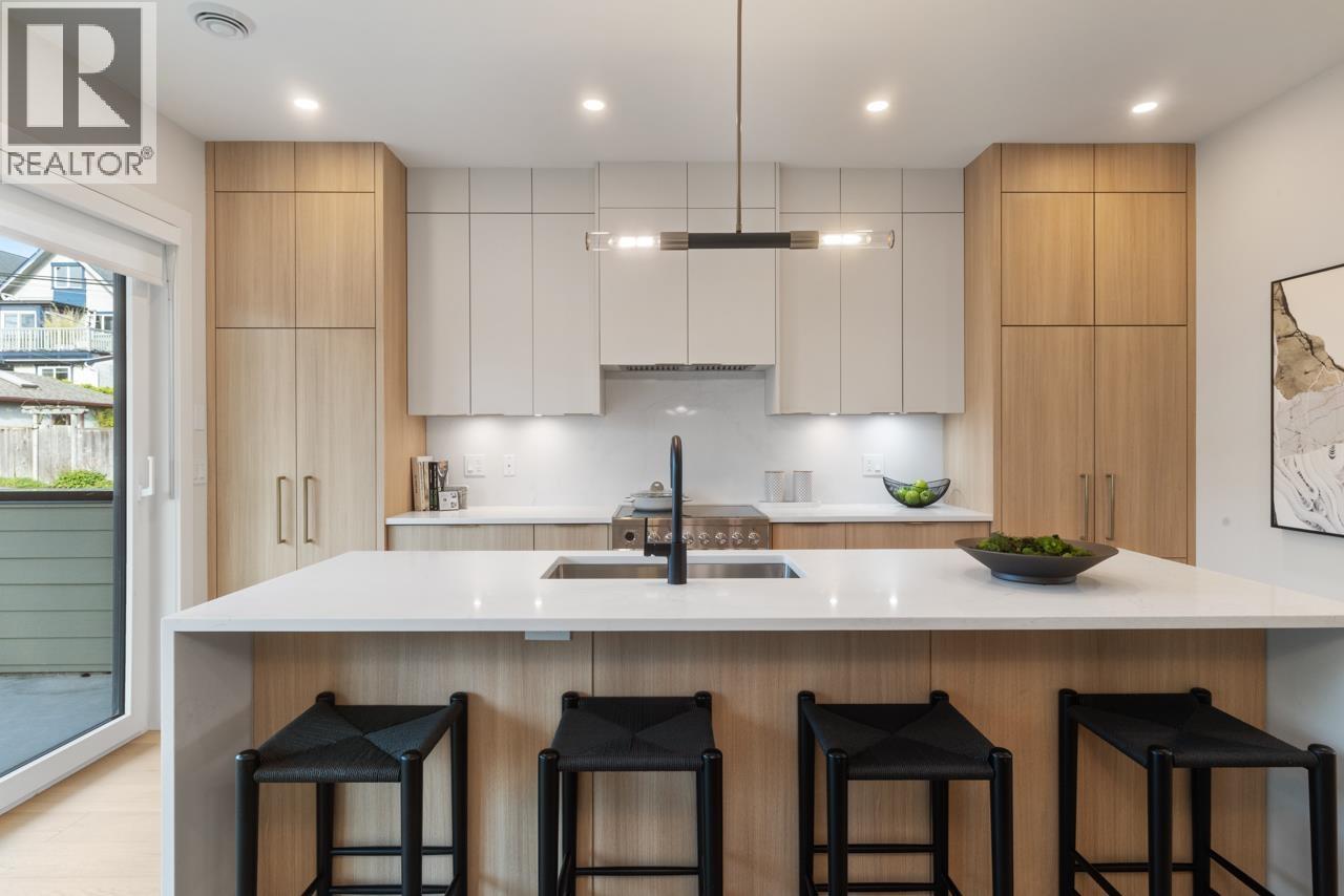 2 1937 Templeton Drive, Vancouver, British Columbia  V5N 4V9 - Photo 1 - R3081372