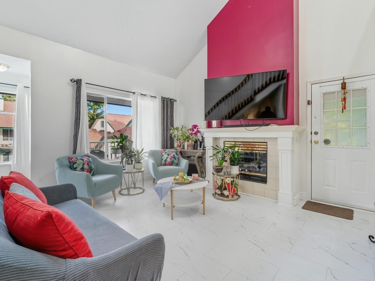 210 10308 155a Street, Surrey, British Columbia  V3R 4K5 - Photo 3 - R3081224