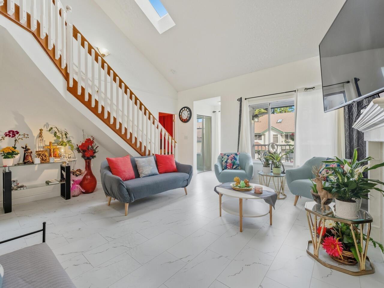 210 10308 155a Street, Surrey, British Columbia  V3R 4K5 - Photo 2 - R3081224