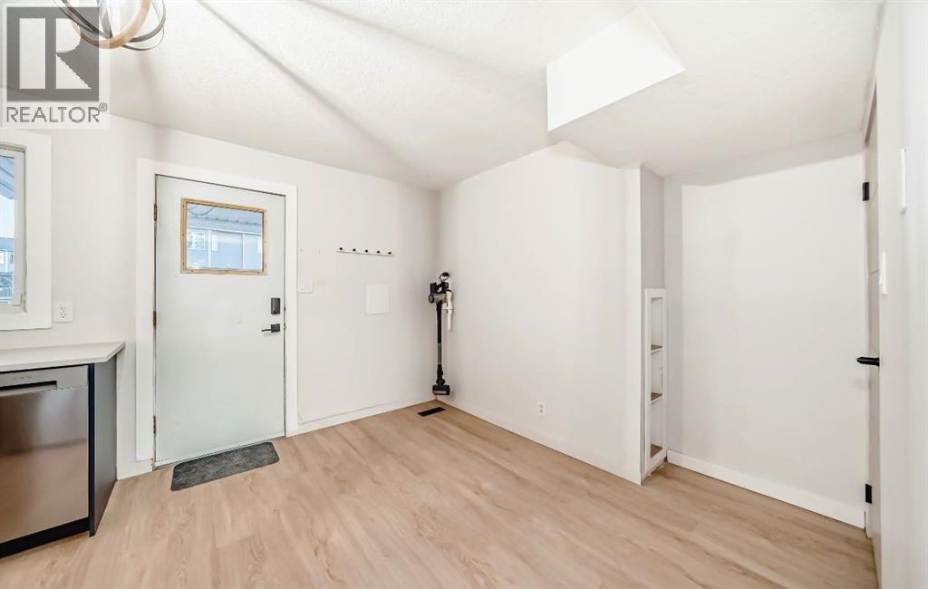 423 Regal Park Ne, Calgary, Alberta  T2E 0S6 - Photo 5 - A2280028