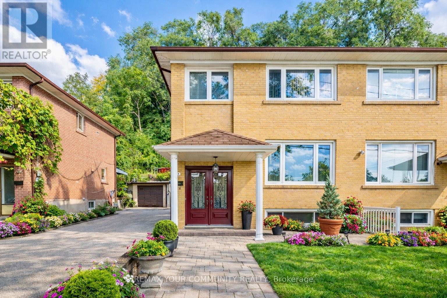 119 Dalrymple Drive, Toronto (Rockcliffe-Smythe), Ontario  M6N 4S2 - Photo 2 - W12714208