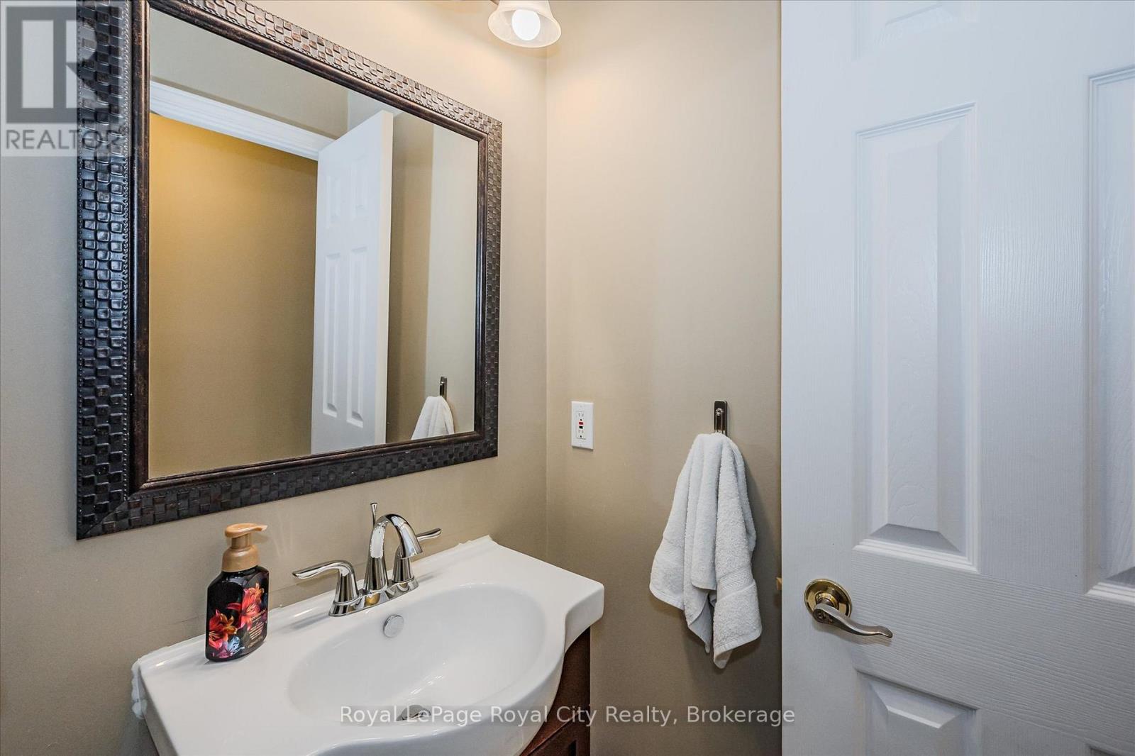 2 Oakridge Crescent, Guelph, Ontario N1L 1J1 - Photo 22 - X12714396