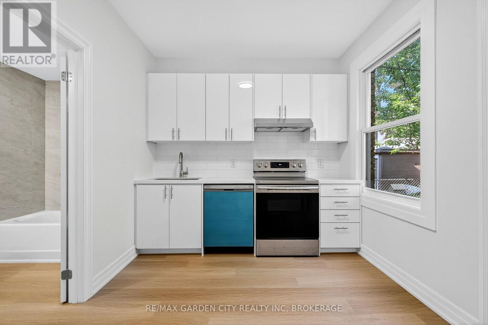 Main - 104 Carrick Avenue, Hamilton (Stripley), Ontario  L8M 2W6 - Photo 4 - X12714386