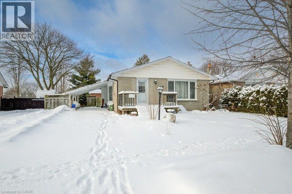 Photo 3 of 42 for 33 Garland Crescent