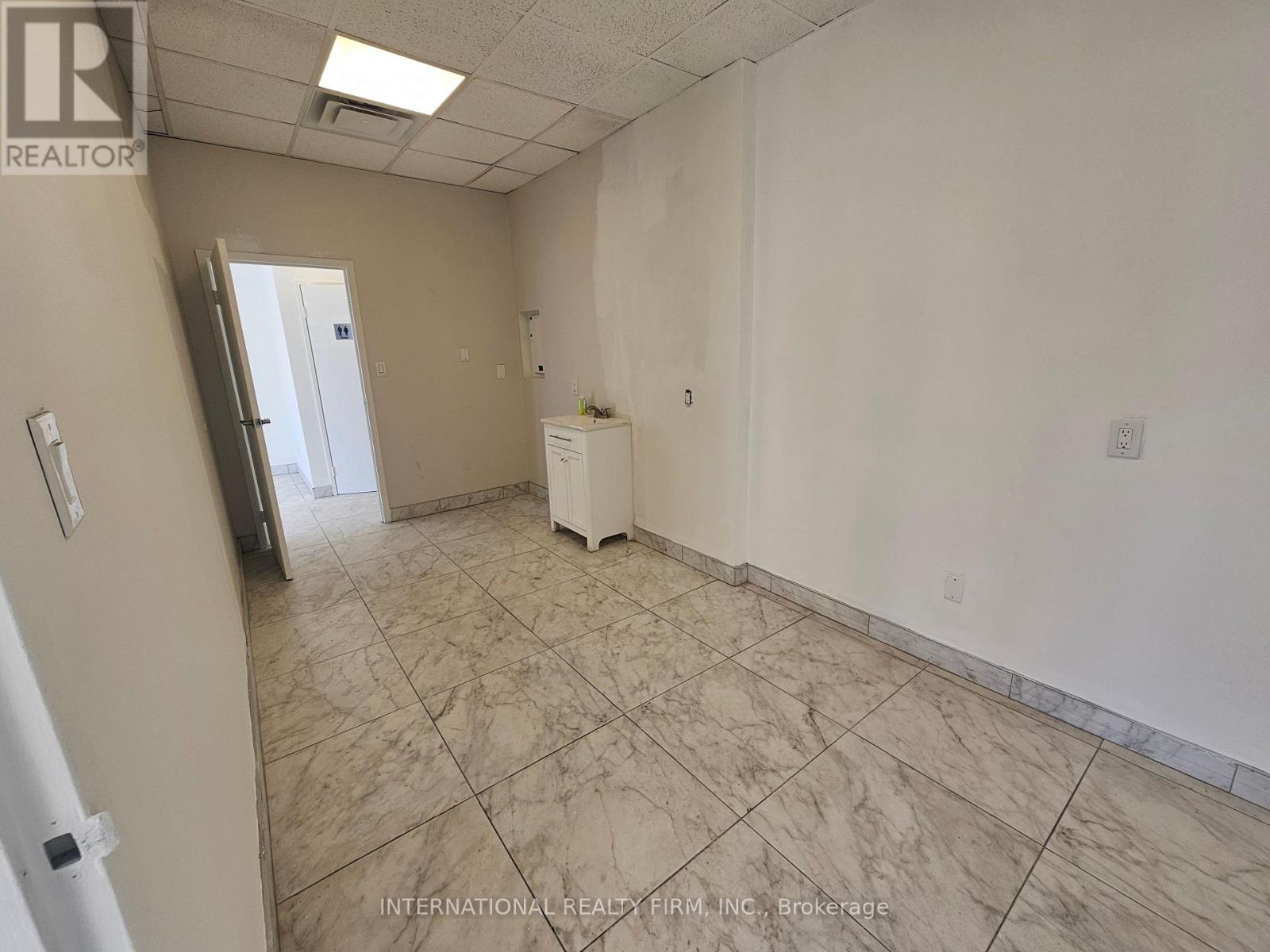 2 - 833 Westlock Road, Mississauga, Ontario  L5C 1K7 - Photo 4 - W12667978