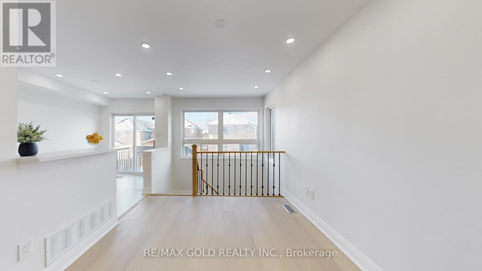 26 Applegrove Court, Brampton, Ontario  L6R 2Y8 - Photo 3 - W12714312