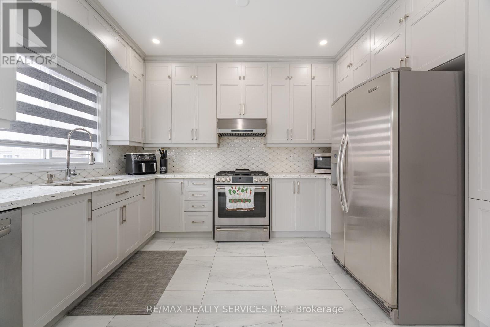 4 Runnymede Crescent, Brampton, Ontario  L6R 0L3 - Photo 10 - W12714416