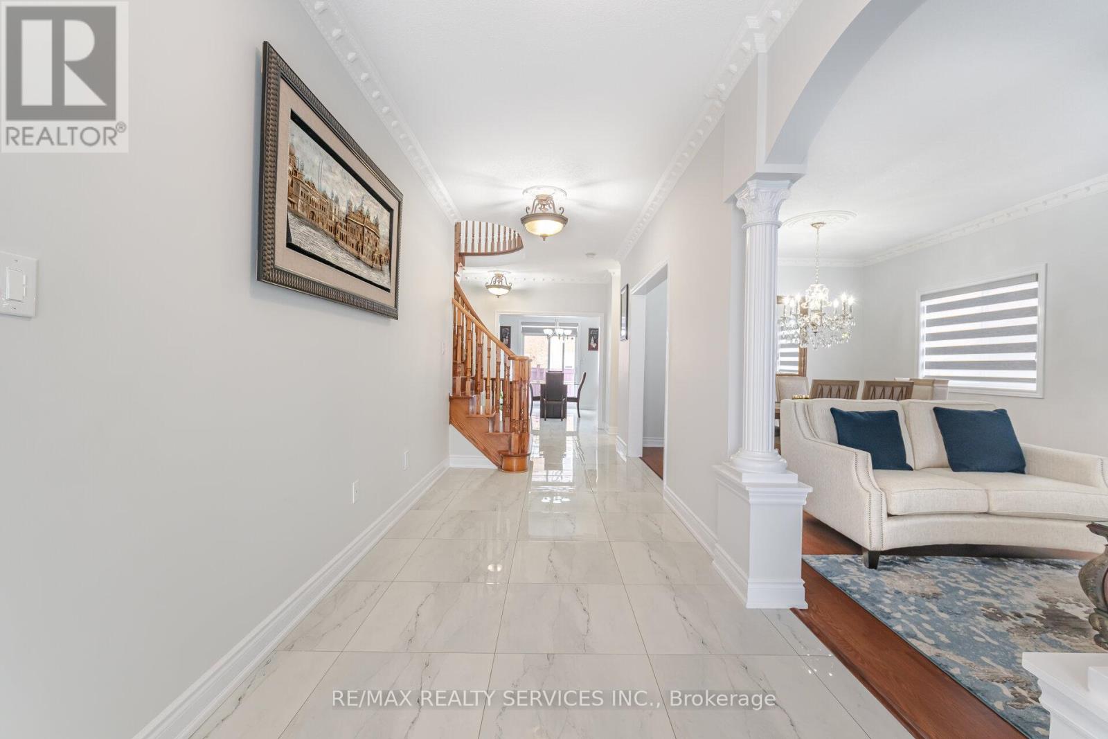 4 Runnymede Crescent, Brampton, Ontario  L6R 0L3 - Photo 4 - W12714416