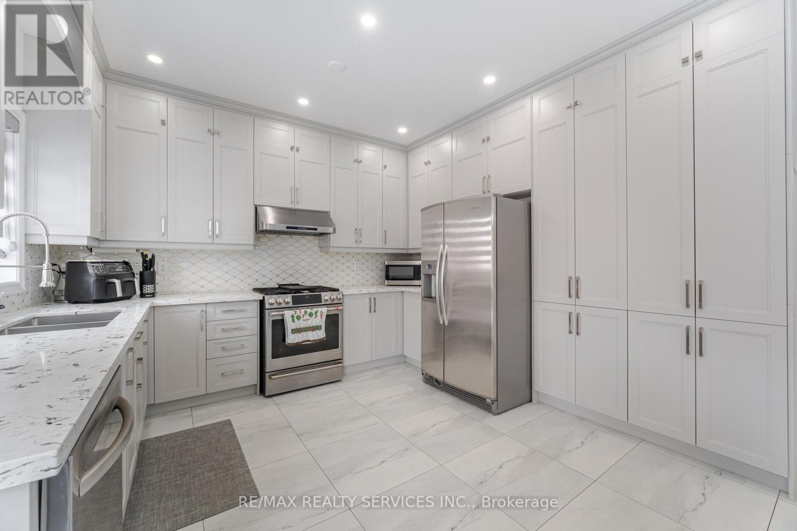 4 Runnymede Crescent, Brampton, Ontario  L6R 0L3 - Photo 9 - W12714416