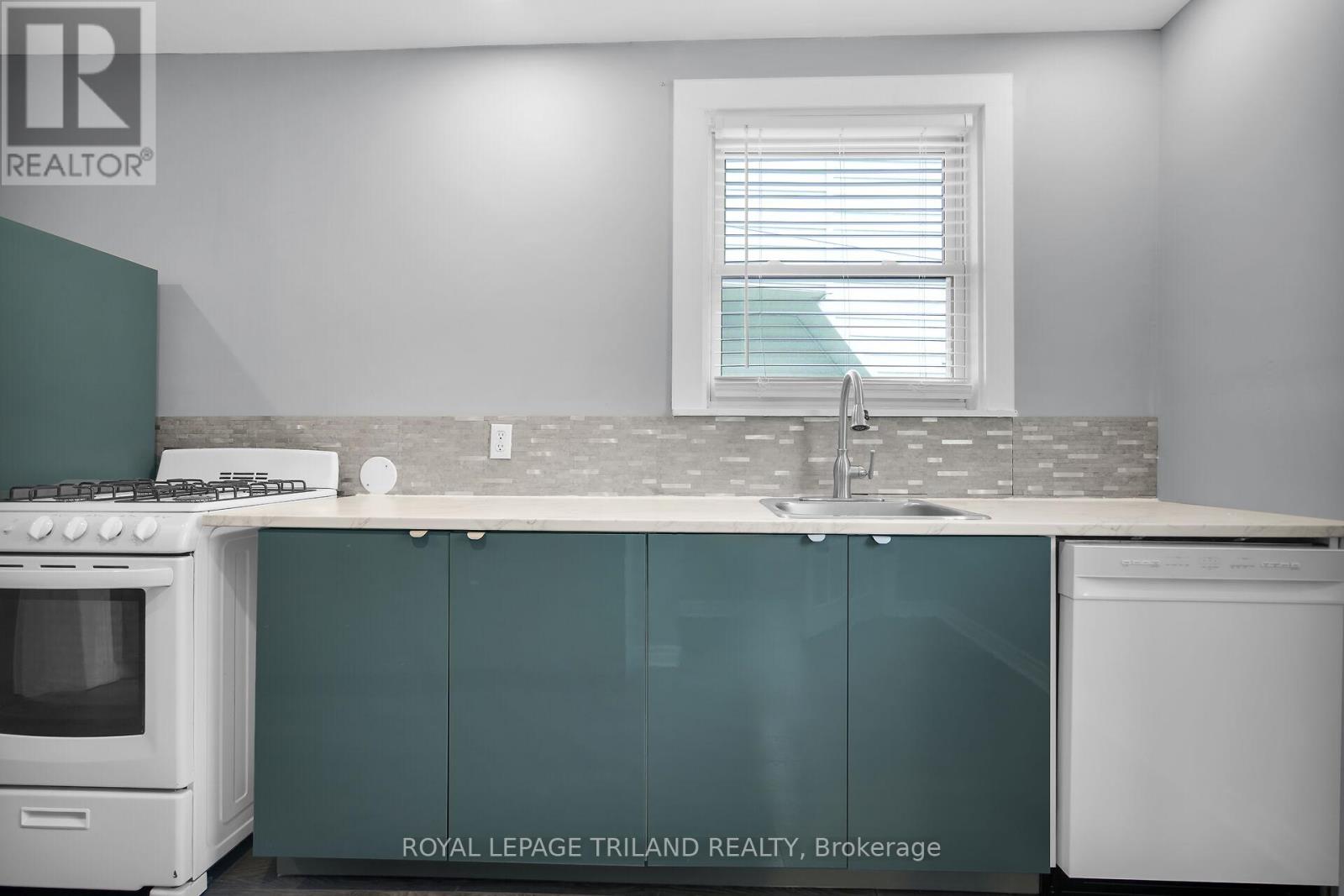 1 - 122 Centre Street, St. Thomas, Ontario  N5R 2Z9 - Photo 2 - X12714592