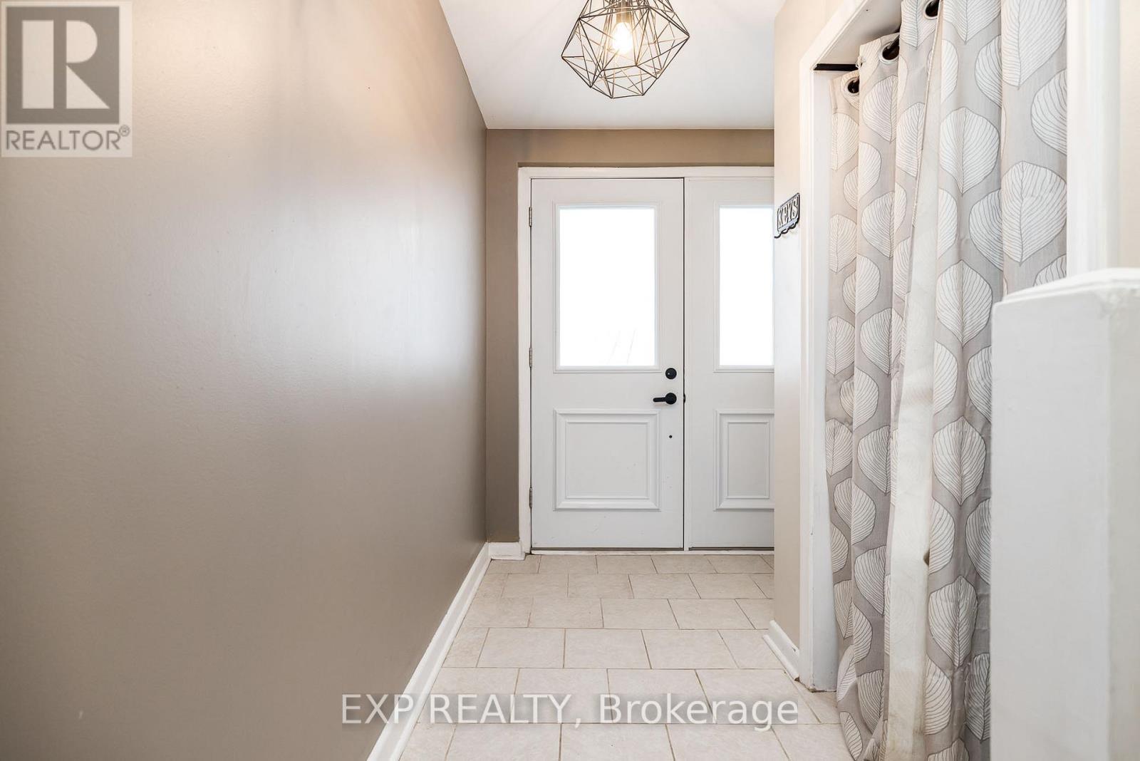 972 Arkell Street, Ottawa, Ontario  K2B 5R3 - Photo 4 - X12714518