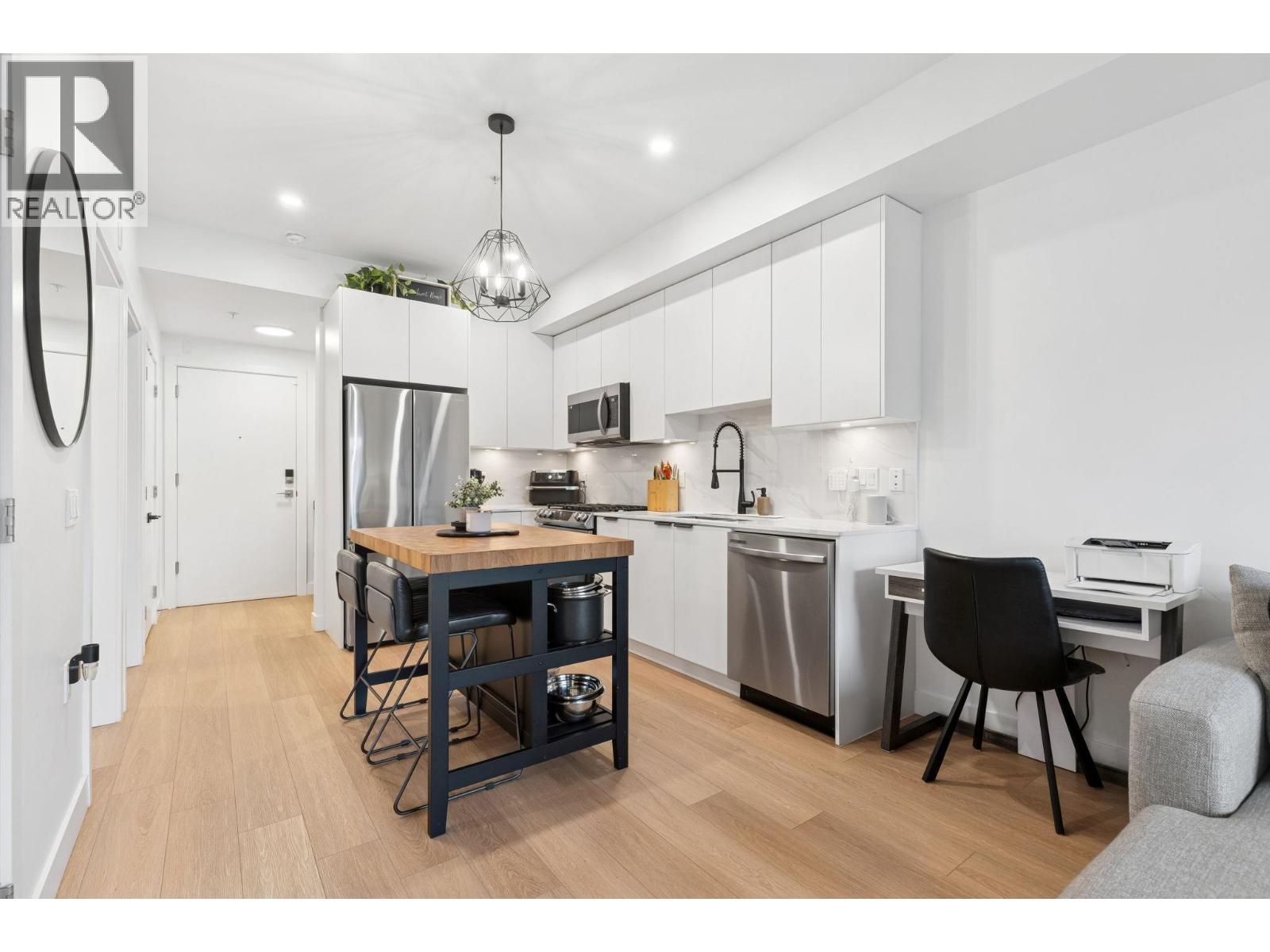 204 2331 Kelly Avenue, Port Coquitlam, British Columbia  V3C 1Y3 - Photo 1 - R3081440