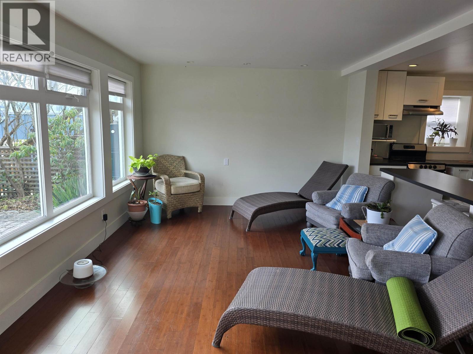 620 Seaview Road, Gibsons, British Columbia  V0N 1V7 - Photo 2 - R3081414