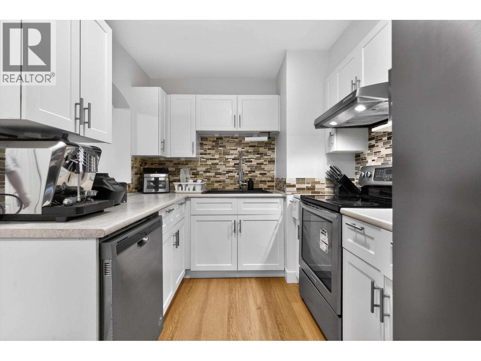 303 3738 Norfolk Street, Burnaby, British Columbia  V5G 4V4 - Photo 5 - R3081203