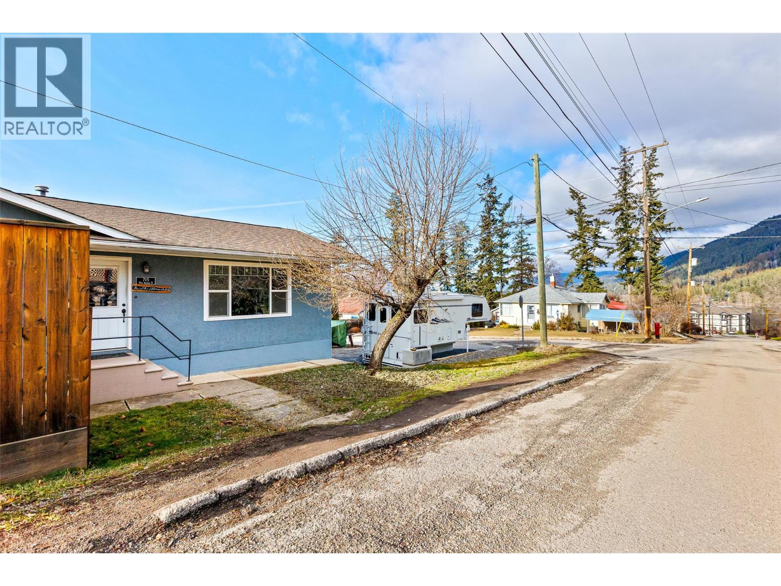 715 9th Avenue N, Creston, British Columbia  V0B 1G4 - Photo 2 - 10373080