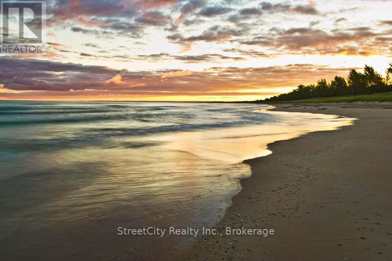 9903 Shore Court, Lambton Shores, Ontario  N0M 1T0 - Photo 9 - X12714762