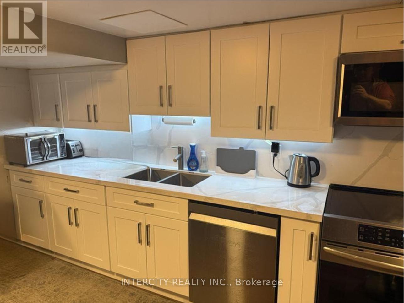 1 - 222 Combe Avenue, Toronto, Ontario  M3H 4K5 - Photo 3 - C12714676