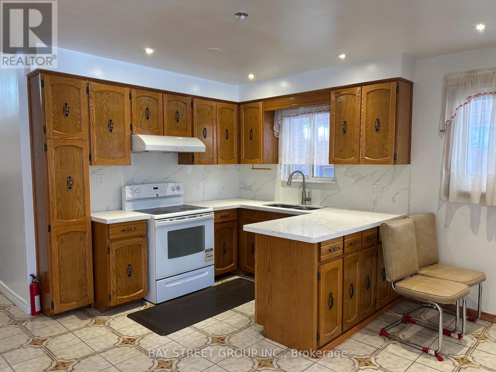 84 Burnt Bark Drive, Toronto, Ontario  M1V 3J8 - Photo 3 - E12714658