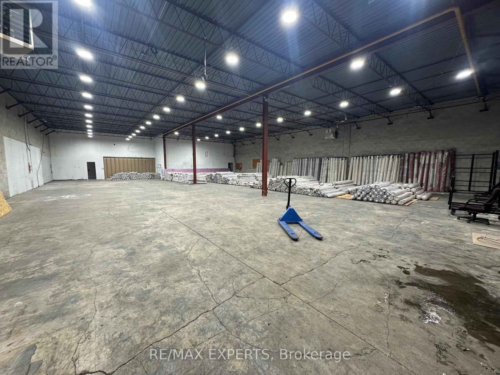 1611 Courtneypark Drive E, Mississauga, Ontario  L5T 2G2 - Photo 3 - W12414994