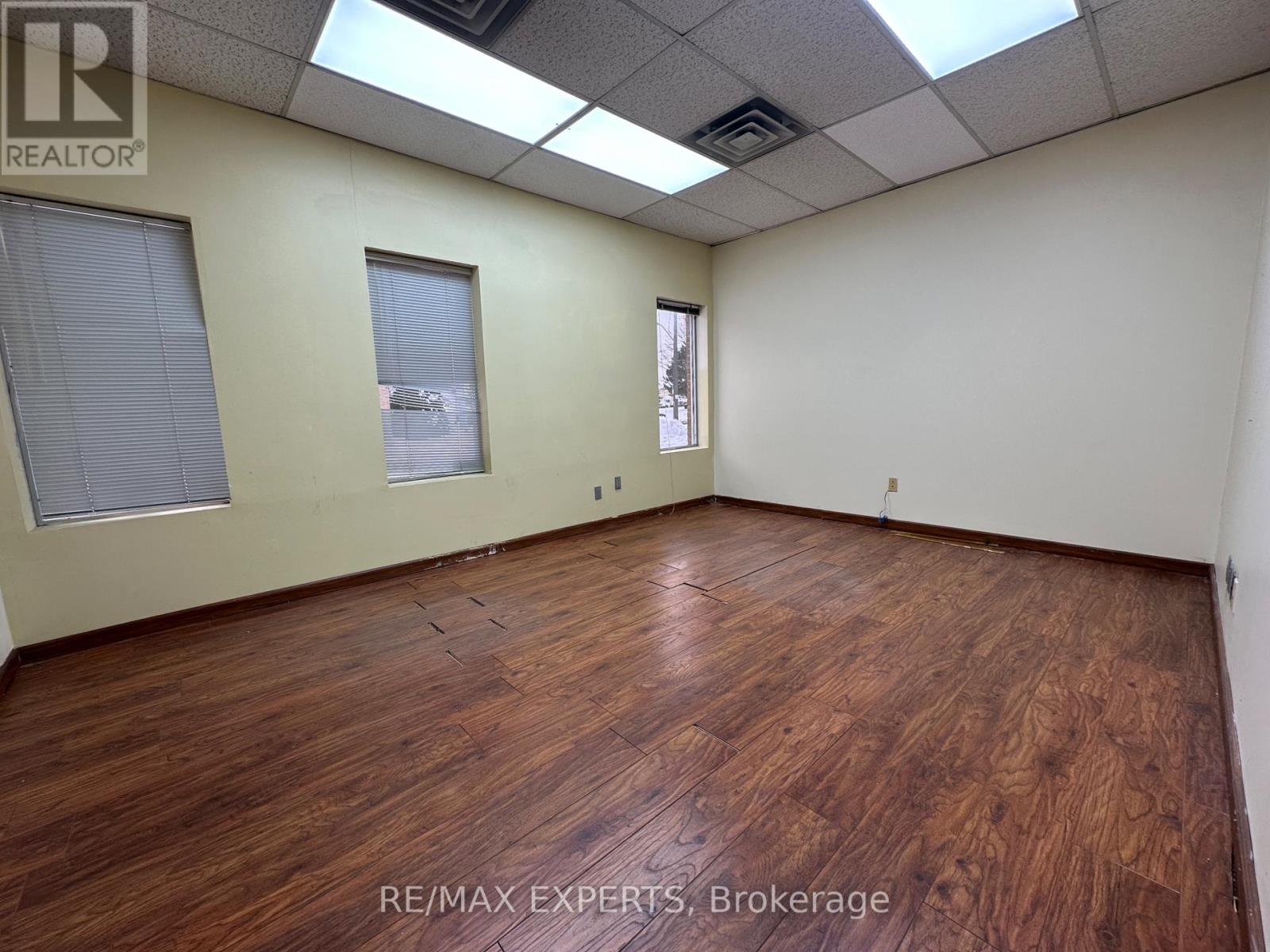 1611 Courtneypark Drive E, Mississauga, Ontario  L5T 2G2 - Photo 6 - W12414994