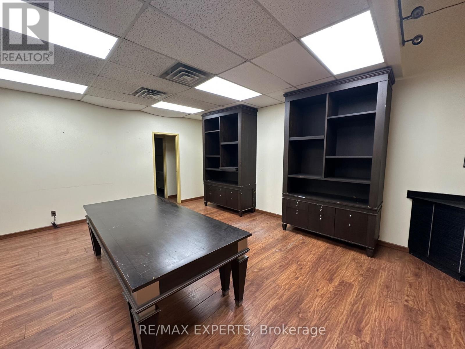 1611 Courtneypark Drive E, Mississauga, Ontario  L5T 2G2 - Photo 4 - W12414994