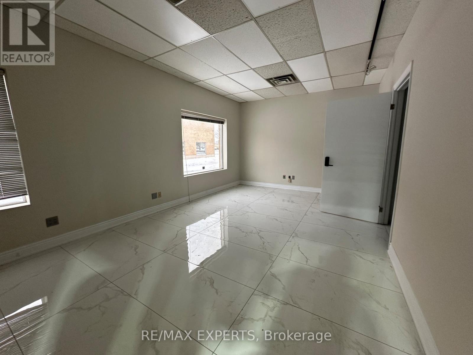 1611 Courtneypark Drive E, Mississauga, Ontario  L5T 2G2 - Photo 7 - W12414994