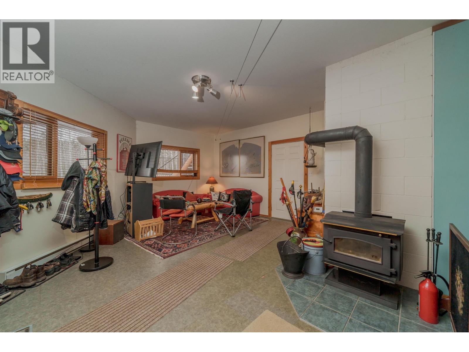 5565 Backvalley Road, 100 Mile House, British Columbia  V0K 2E1 - Photo 25 - R3074074