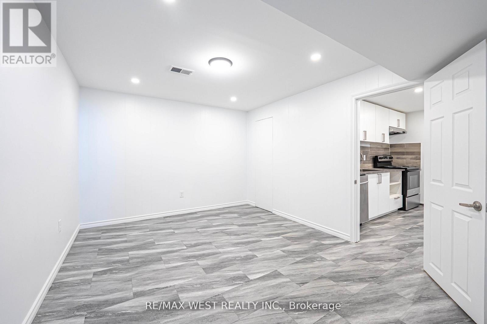 Lower - 59 Redcar Avenue, Toronto, Ontario  M9B 1K4 - Photo 6 - W12714764