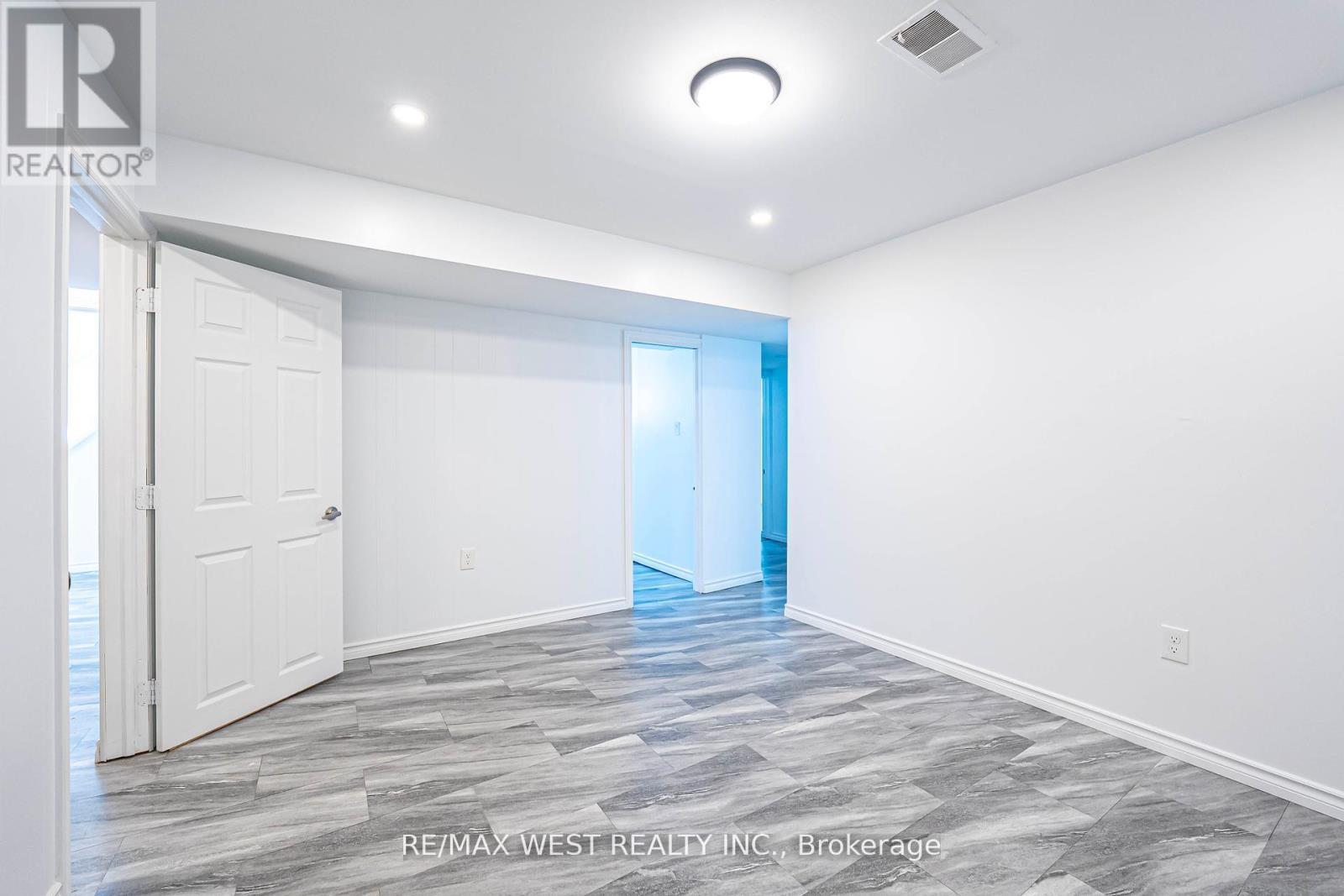 Lower - 59 Redcar Avenue, Toronto, Ontario  M9B 1K4 - Photo 8 - W12714764