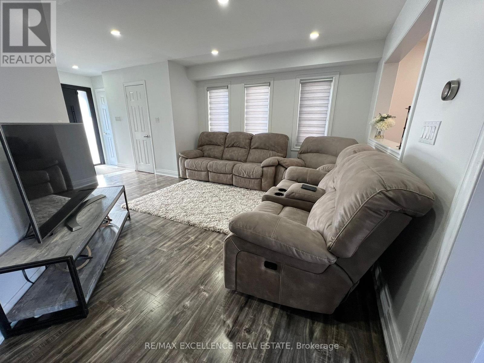 18 Fallstar Crescent, Brampton, Ontario  L7A 2J5 - Photo 4 - W12714850