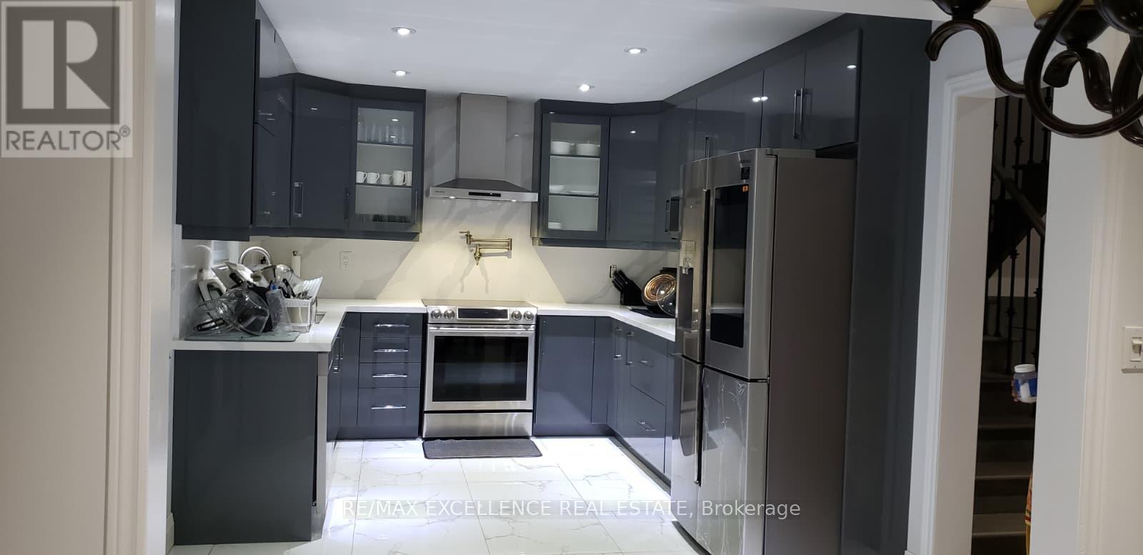 18 Fallstar Crescent, Brampton, Ontario  L7A 2J5 - Photo 5 - W12714850