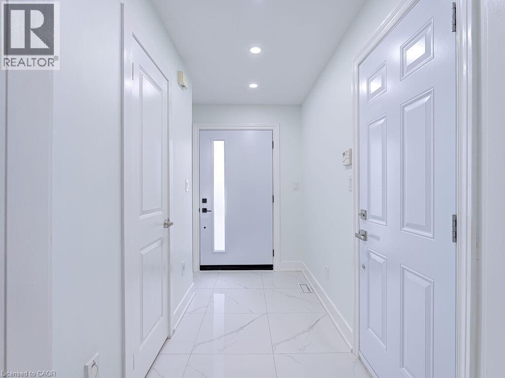 373 Ravineview Way, Oakville, Ontario  L6H 6S5 - Photo 4 - 40796013