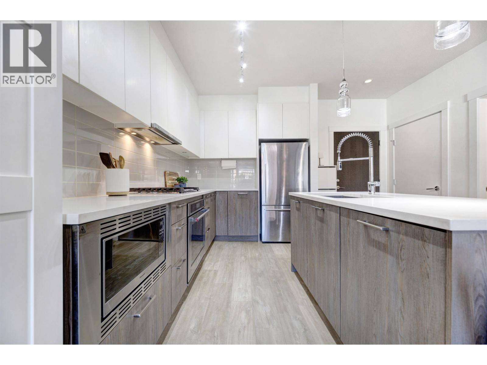 306 625 E 3rd Street, North Vancouver, British Columbia  V7L 1G6 - Photo 2 - R3081505