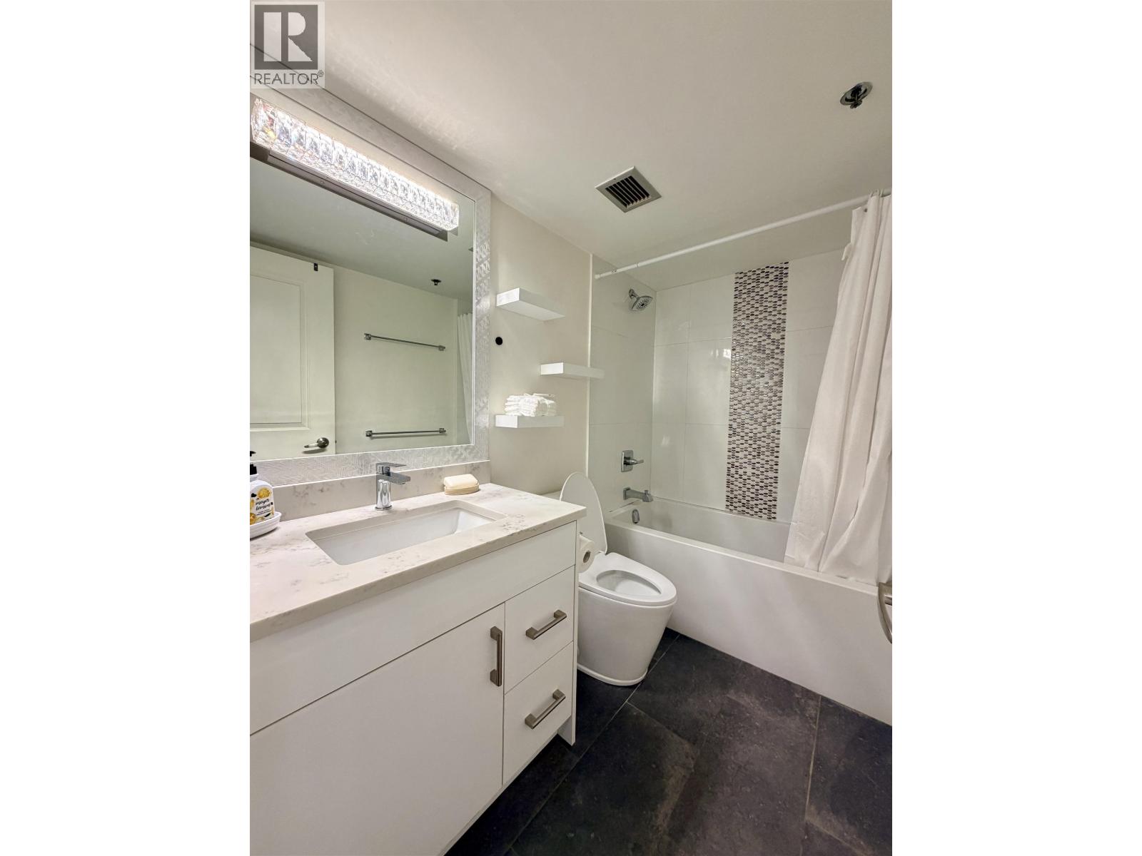 Sub Penthouse 238 Alvin Narod Mews, Vancouver, British Columbia  V6B 5Z3 - Photo 10 - R3081483